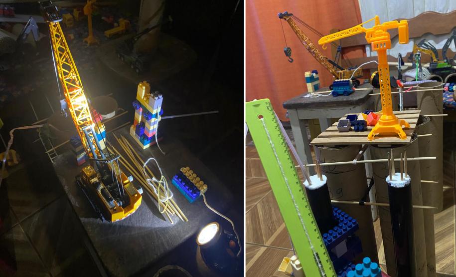 As peças de montar, carrinhos e bonecos de brinquedo usados para recriar a obra