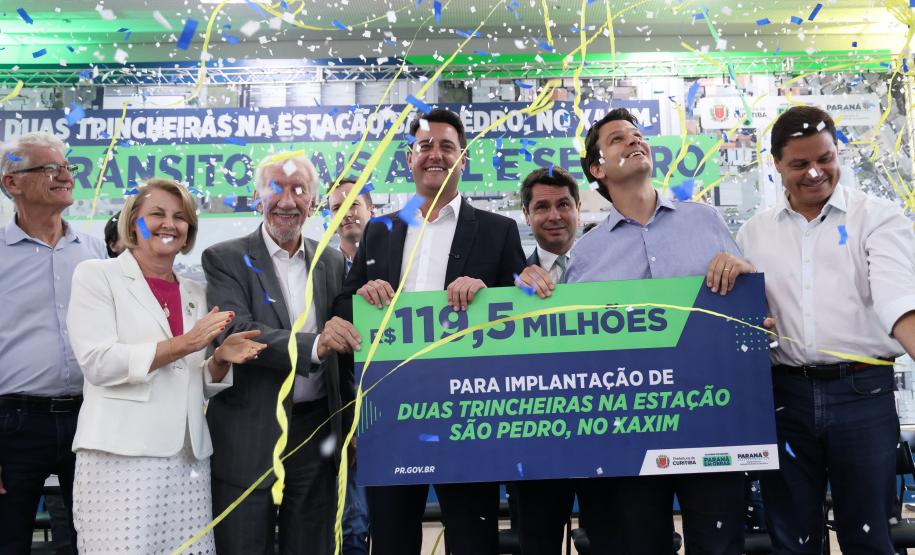 pessoas comemorando o convênio