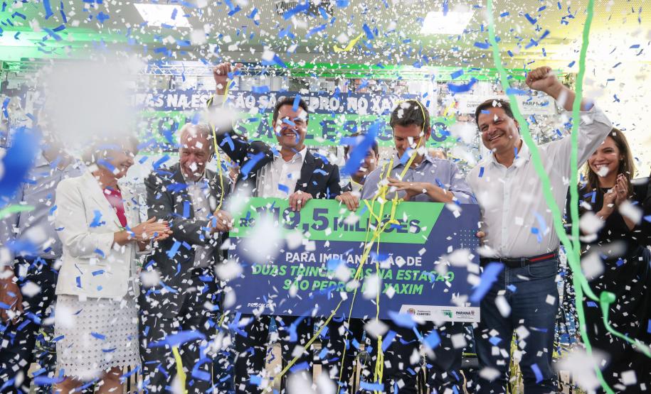 pessoas comemorando convênio