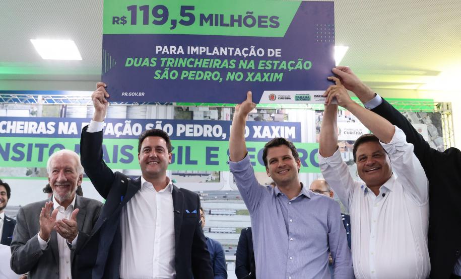 pessoas comemorando o convênio