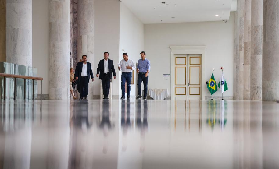 4 homens andando num corredor