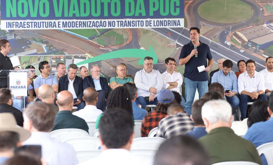 pessoas comemorando o viaduto puc