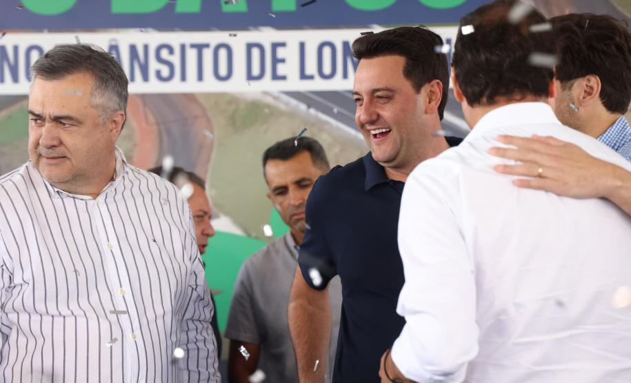 pessoas comemorando o viaduto puc