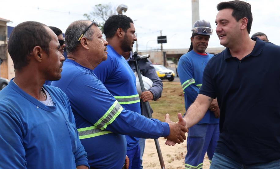 Governador, Ratinho Júnior, com os trabalhadores da obra