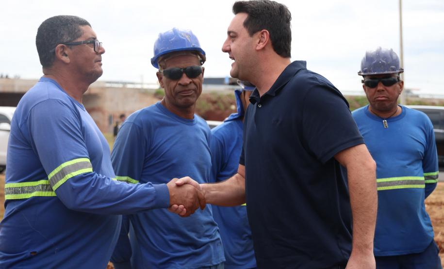 Governador, Ratinho Júnior, com os trabalhadores da obra
