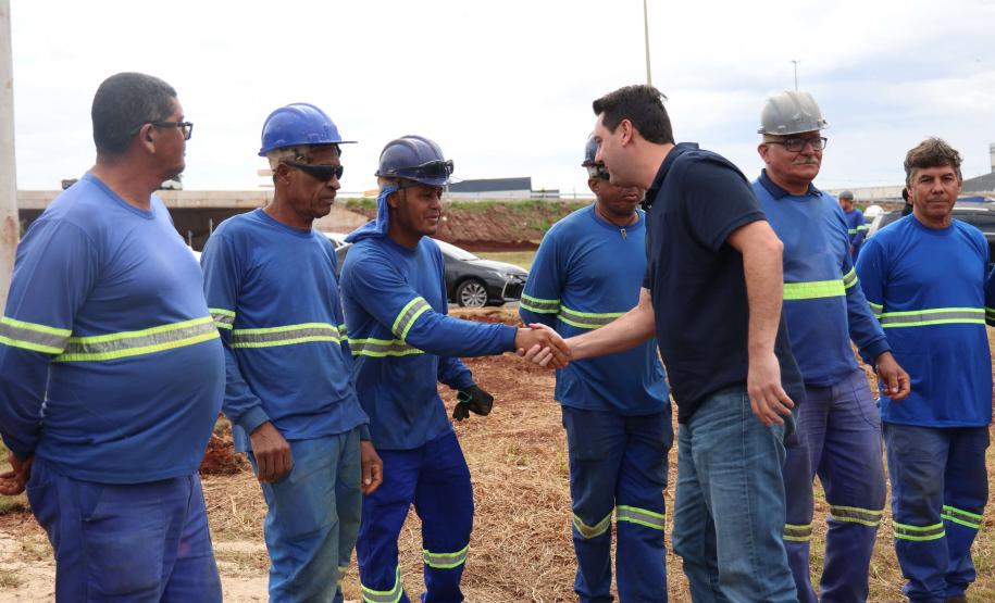 Governador, Ratinho Júnior, com os trabalhadores da obra