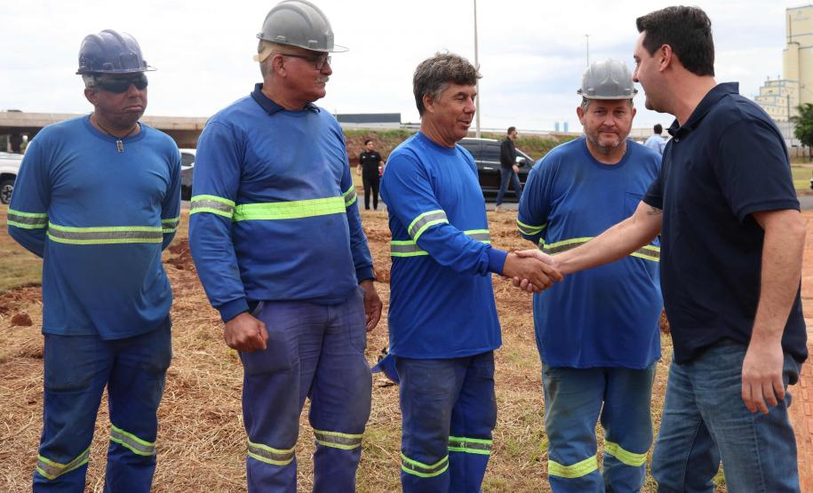 Governador, Ratinho Júnior, com os trabalhadores da obra