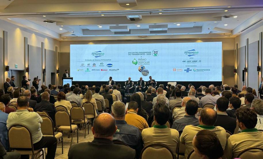 pessoas assintindo a pessoa discursando