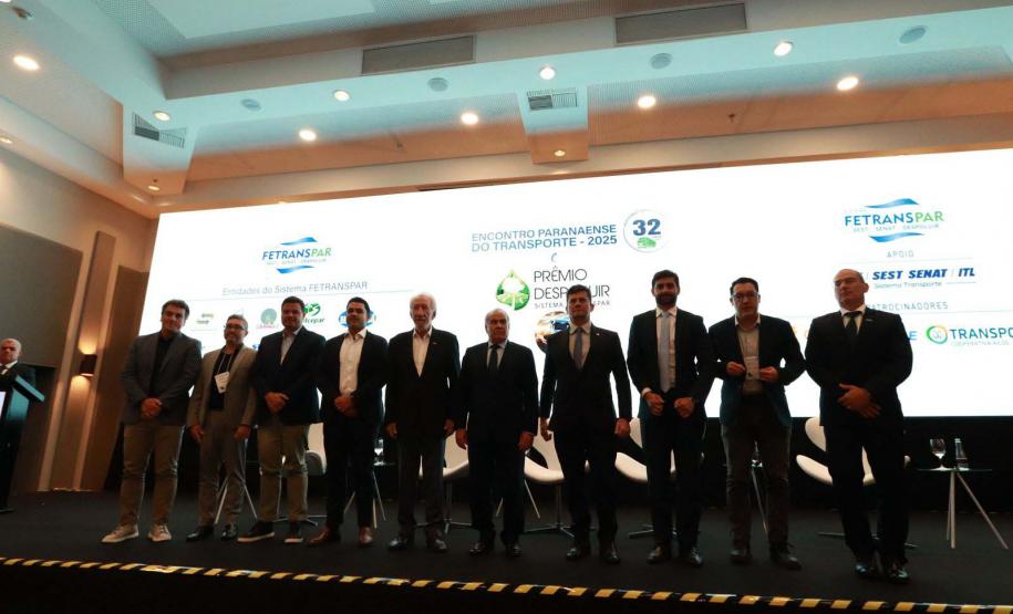 homens posando para foto