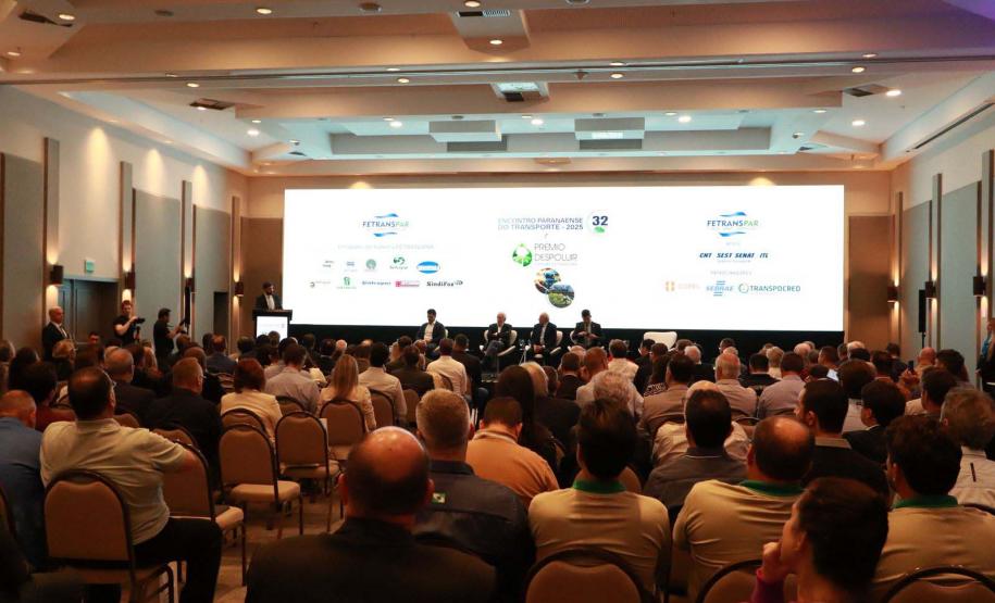 pessoas assintindo a pessoa discursando