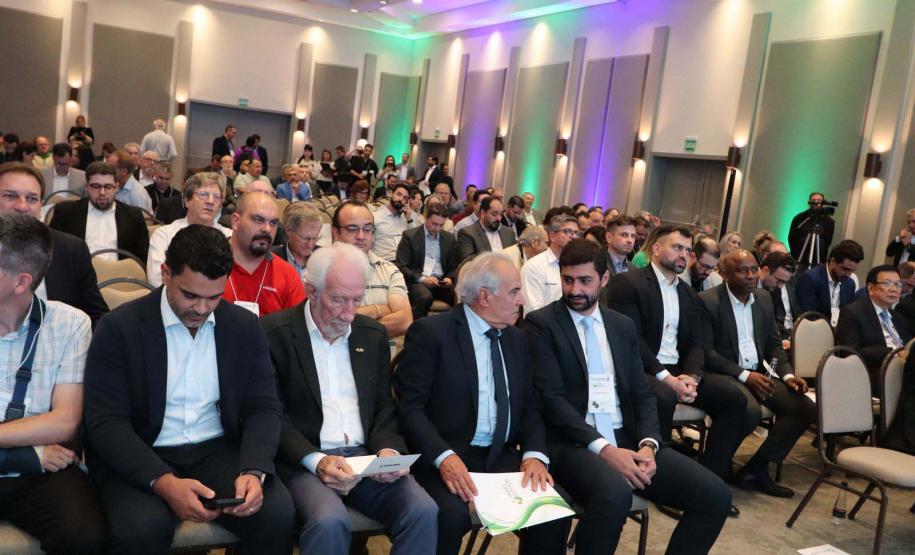 pessoas assintindo a pessoa discursando