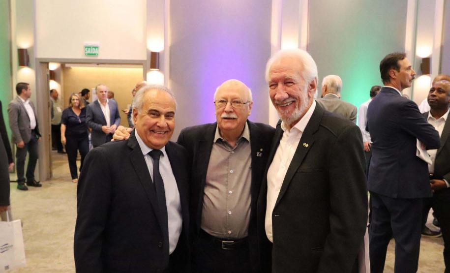 homens posando para a foto