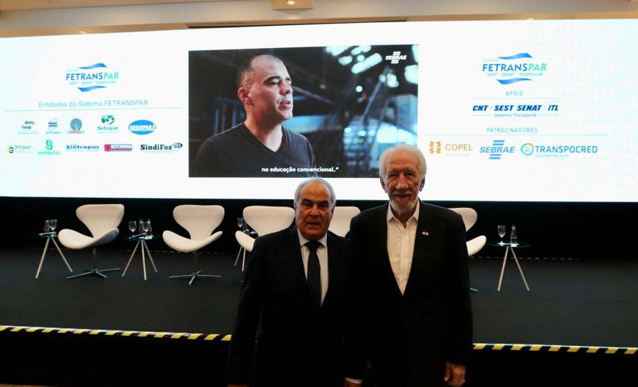 homen posando para a foto