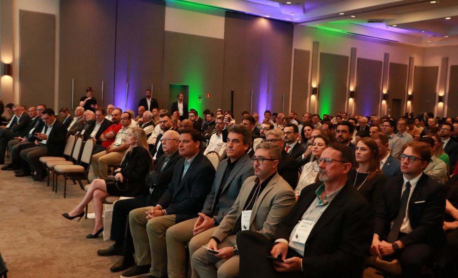 pessoas assintindo a pessoa discursando