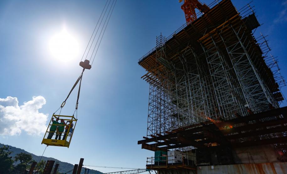 o governador e secretario de infraestrutura na obra