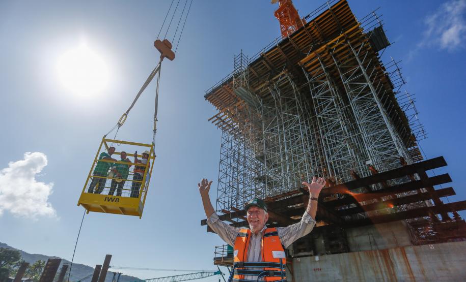 o governador e secretario de infraestrutura na obra