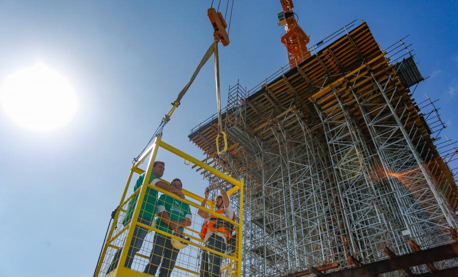 o governador e secretario de infraestrutura na obra
