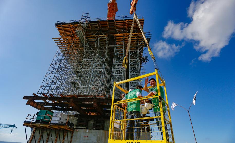 o governador e secretario de infraestrutura na obra