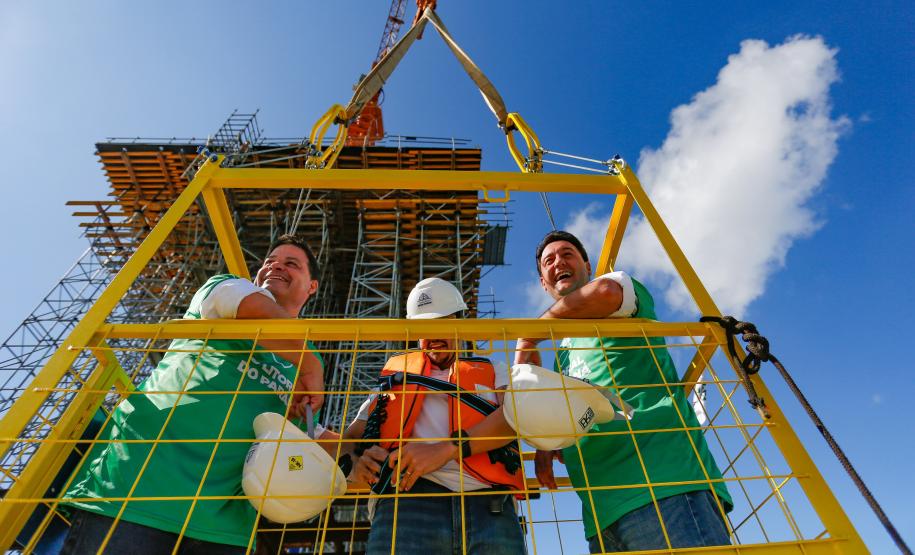 o governador e secretario de infraestrutura na obra