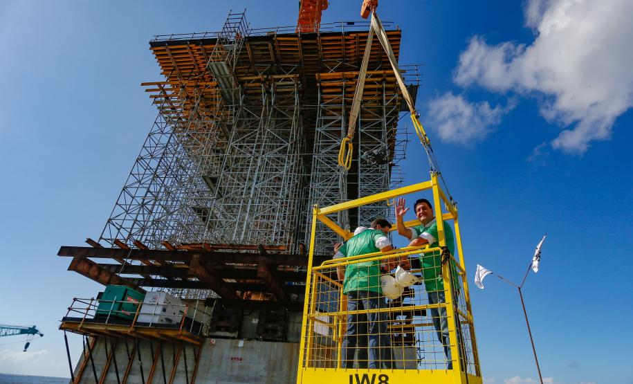 o governador e secretario de infraestrutura na obra