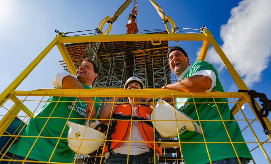 o governador e secretario de infraestrutura na obra