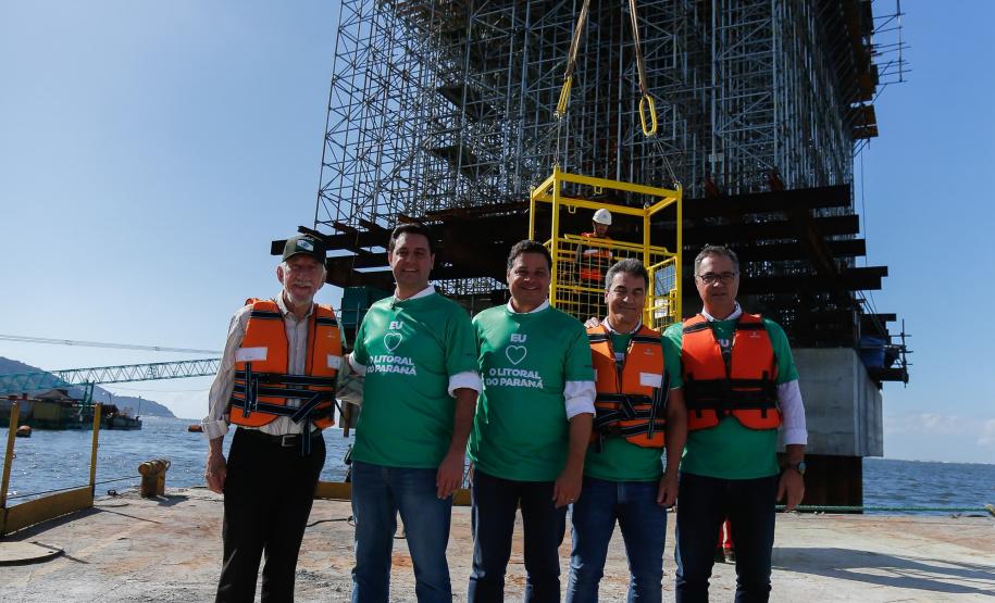 homens posando para a foto na obra