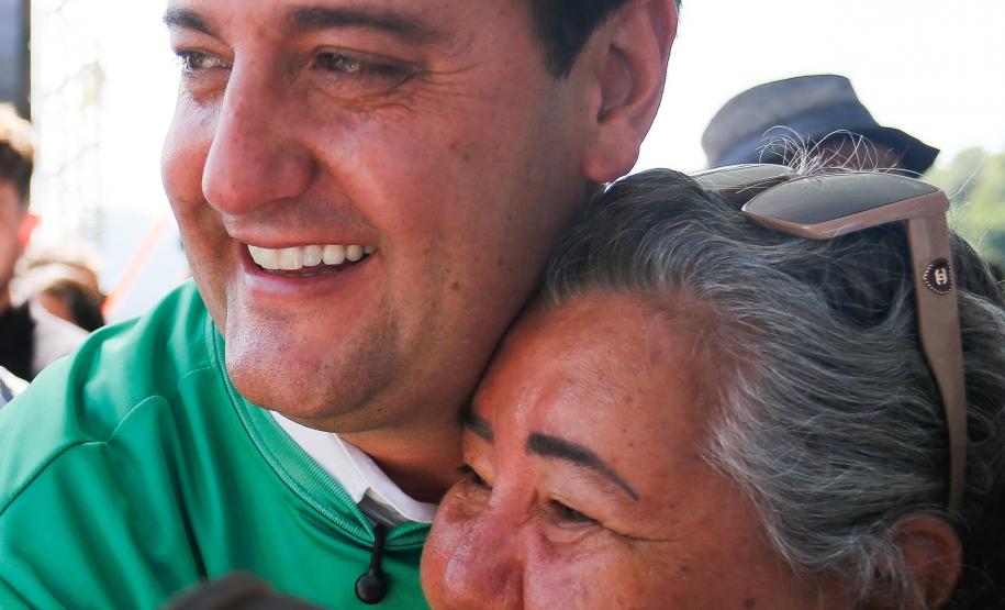 governador posa para foto abraçado com mulher