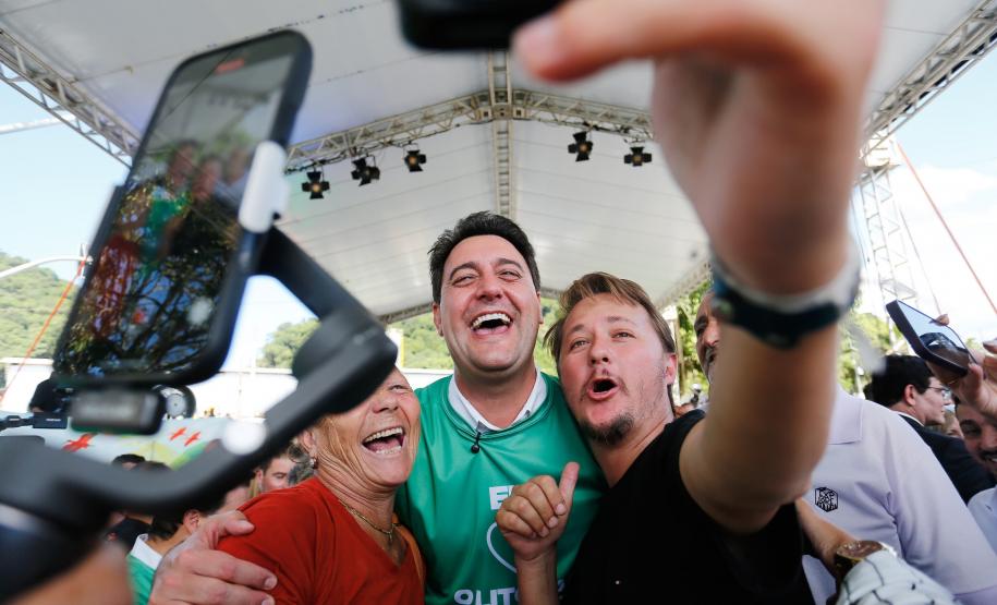 governador posa para foto com pessoas