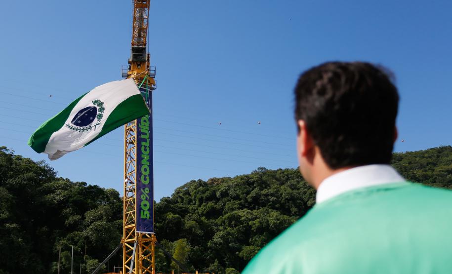 homem observando a bandeira do paraná