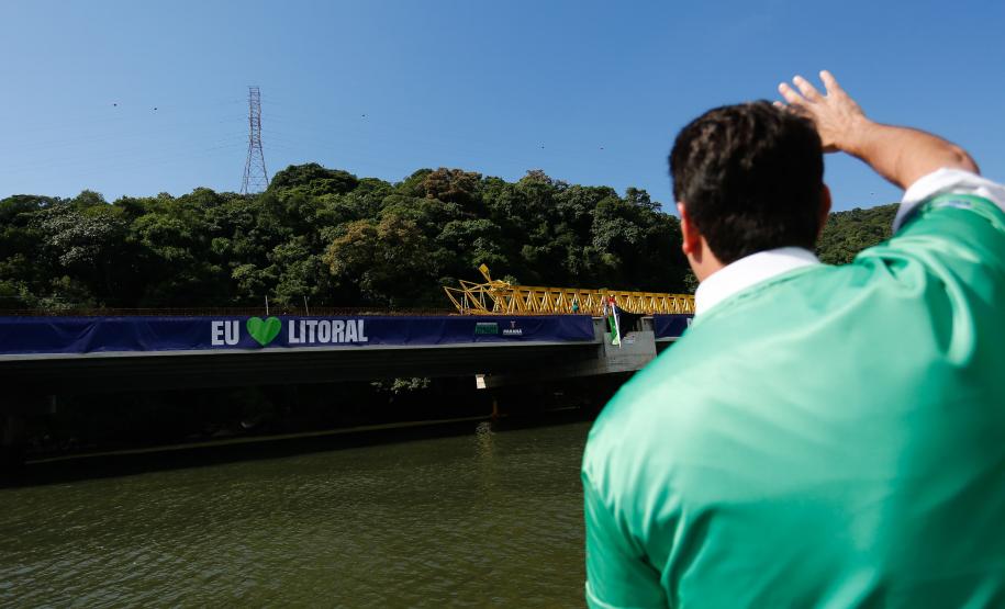 homem de costas olhando a obra
