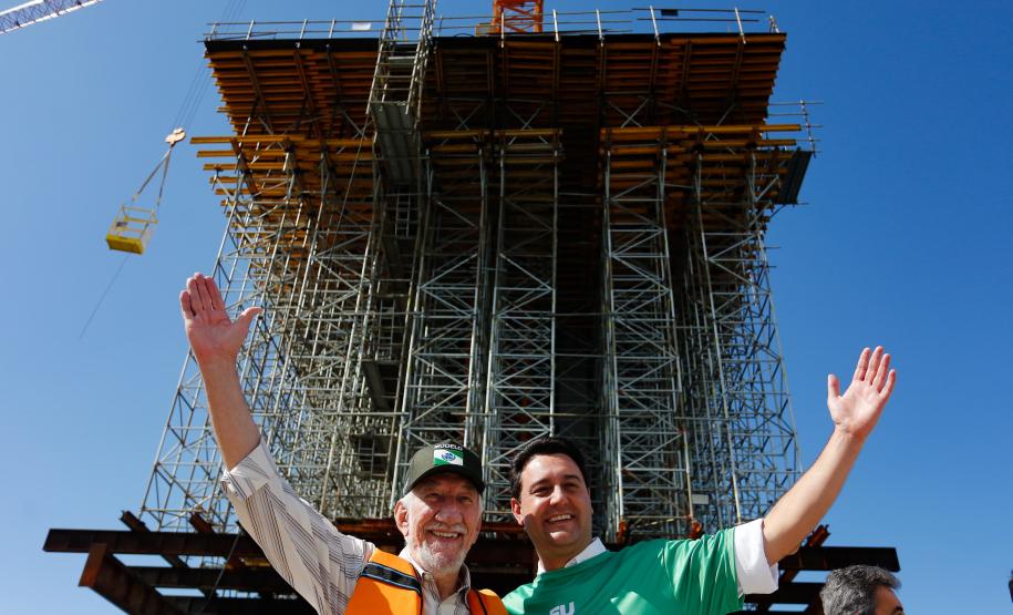 homens posando para a foto na obra