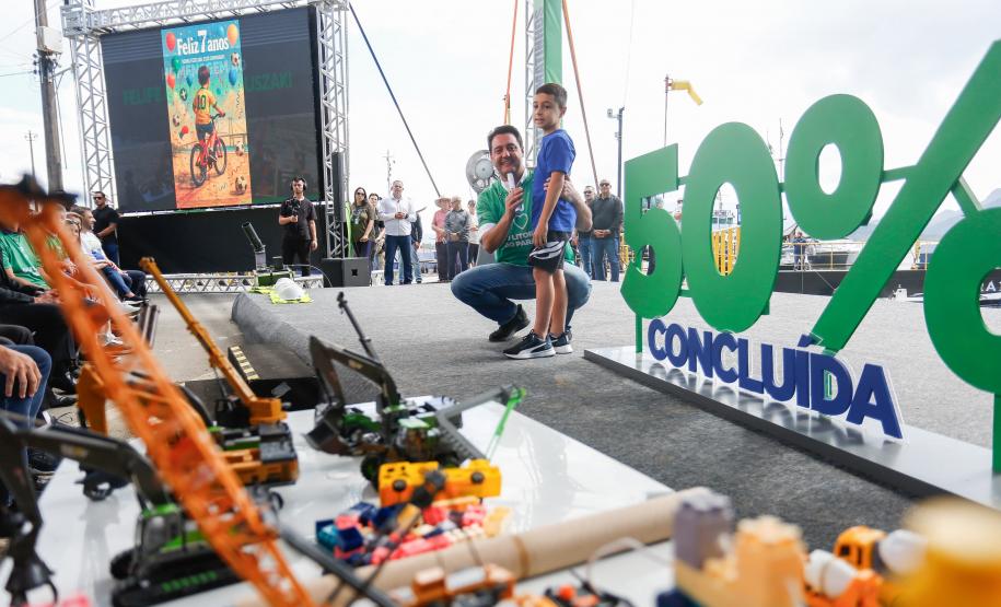 governador, ratinho júnior, com criança