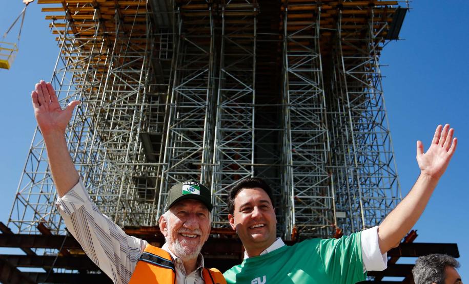 homens posando para a foto na obra