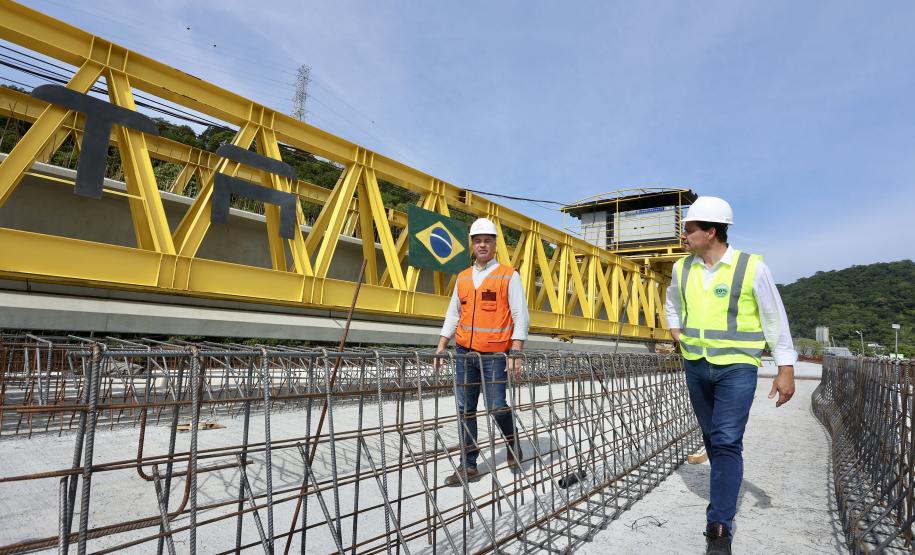 Secretario de Infraestrutura, Sandro Alex, nas obras da Ponte de Guaratuba