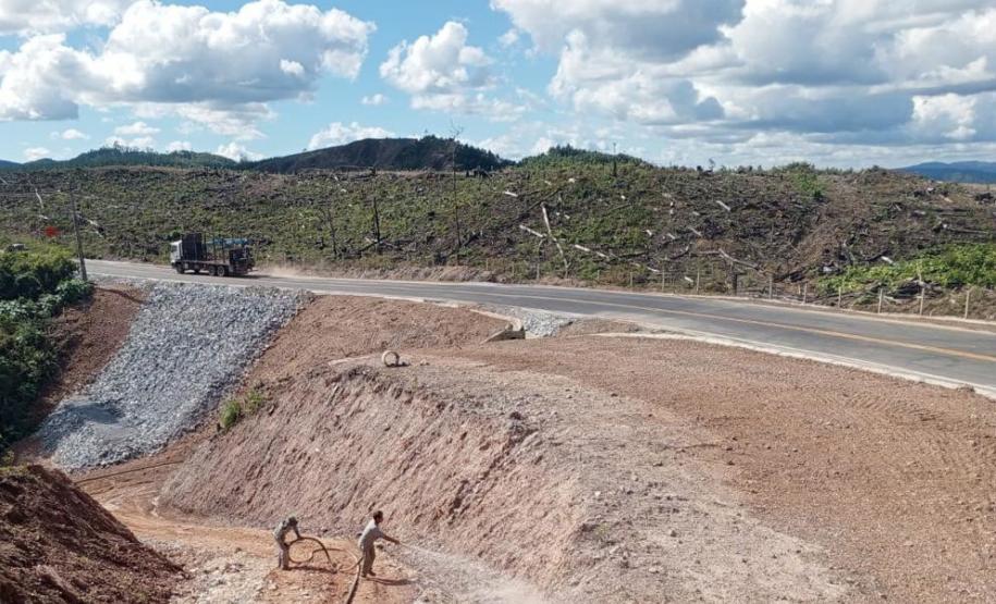 Obra emergencial em rodovia de Rio Branco do Sul