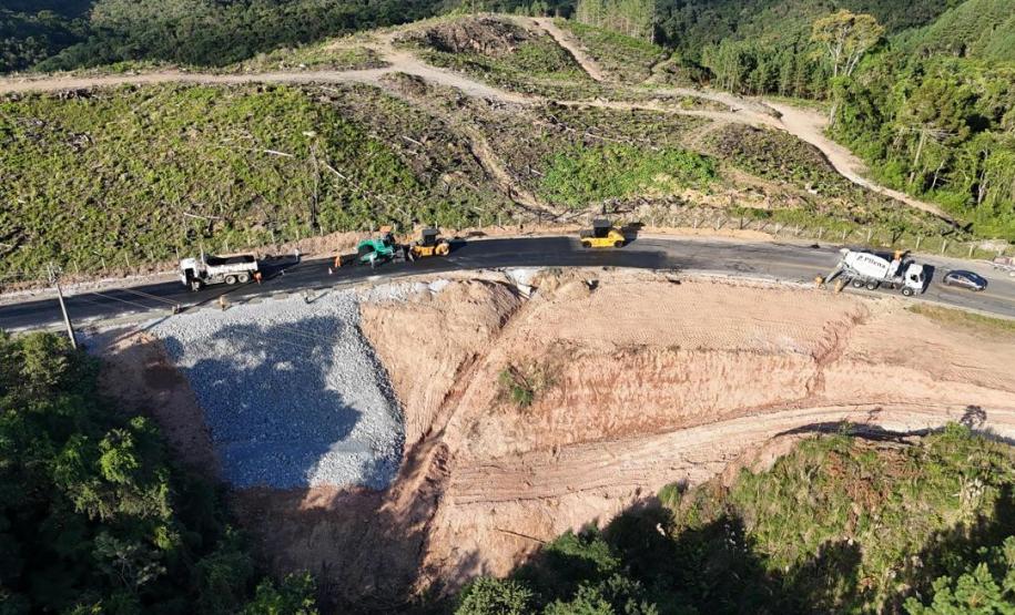 Obra emergencial em rodovia de Rio Branco do Sul