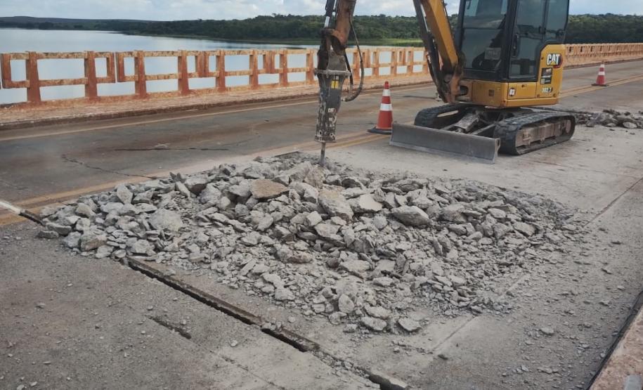 Obras na ponte entre Sertaneja e o município paulista de Assis