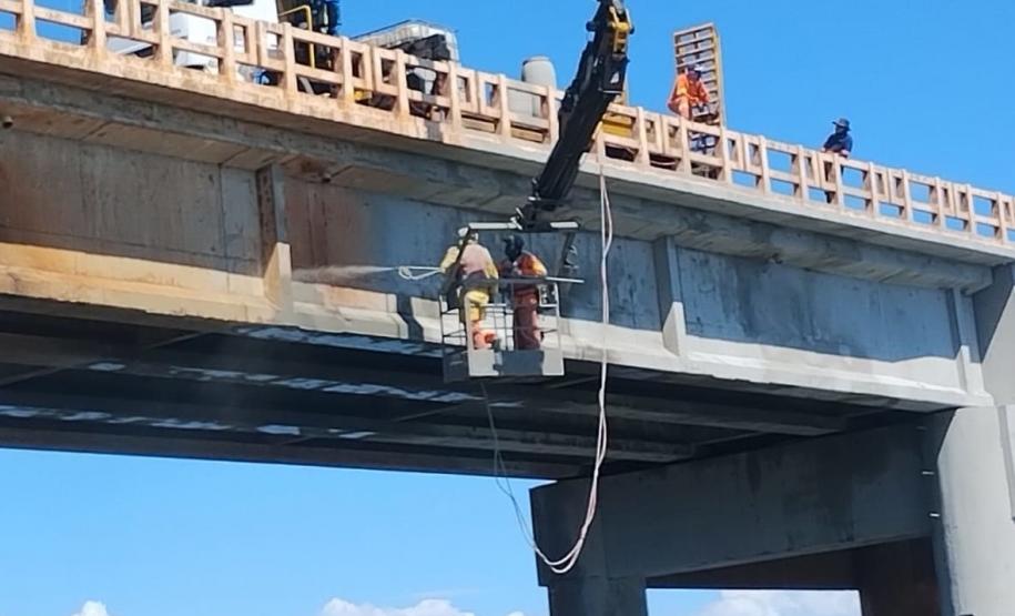 Obras na ponte entre Sertaneja e o município paulista de Assis