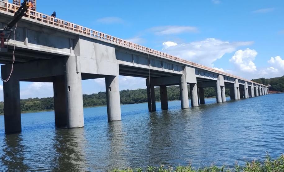 Obras na ponte entre Sertaneja e o município paulista de Assis