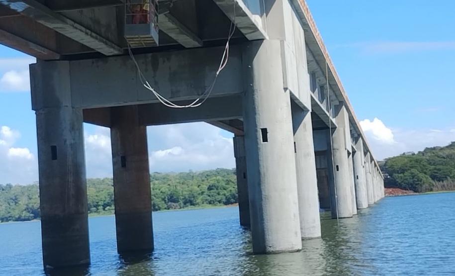 Obras na ponte entre Sertaneja e o município paulista de Assis