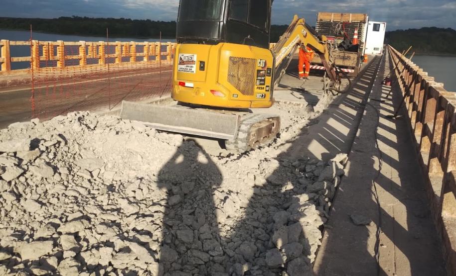 Obras na ponte entre Sertaneja e o município paulista de Assis