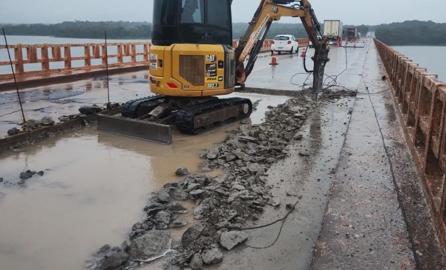 Obras na ponte entre Sertaneja e o município paulista de Assis