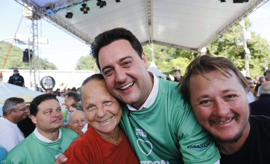 Governador, Ratinho Júnior, abraçado a uma mulher