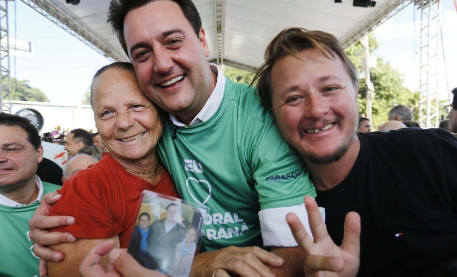 Governador, Ratinho Júnior, posa para foto abraçado a uma mulher