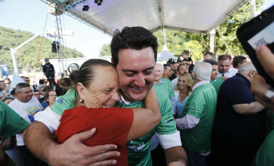 Governador, Ratinho Júnior, abraçado a uma mulher