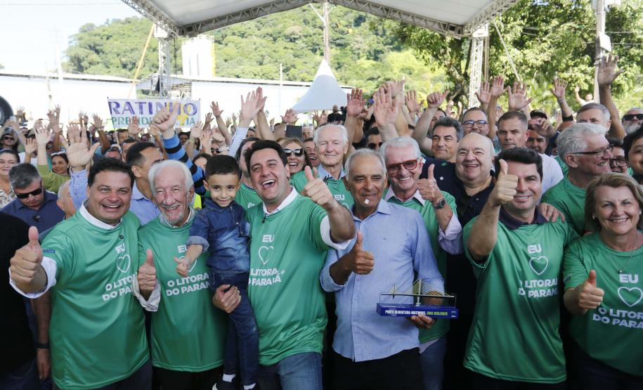 pessoas posando para a foto