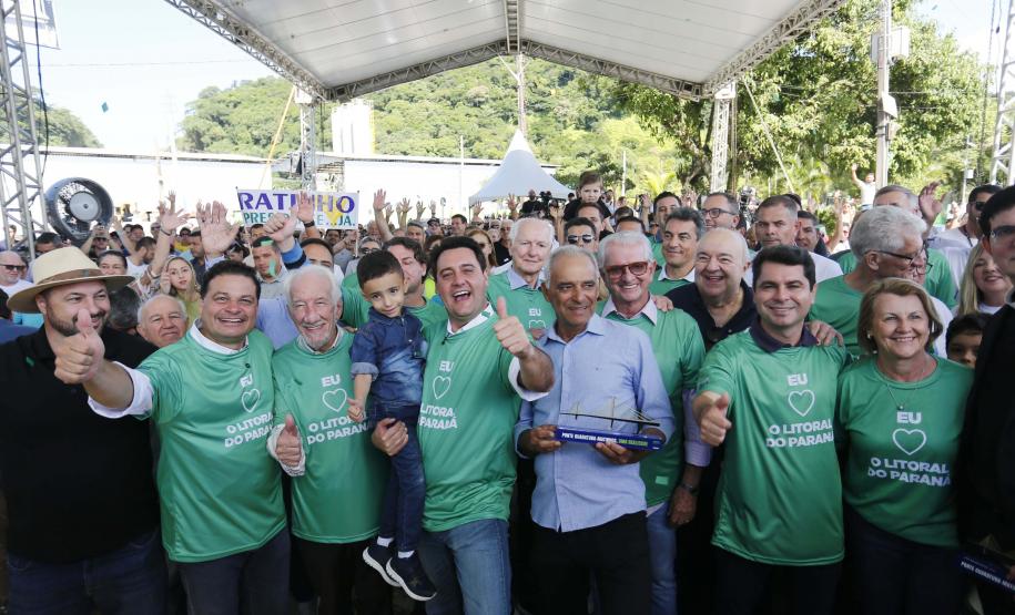 pessoas posando para a foto