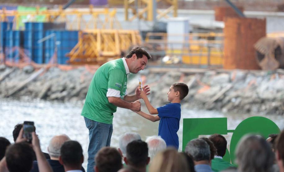 Governador com uma criança no palco