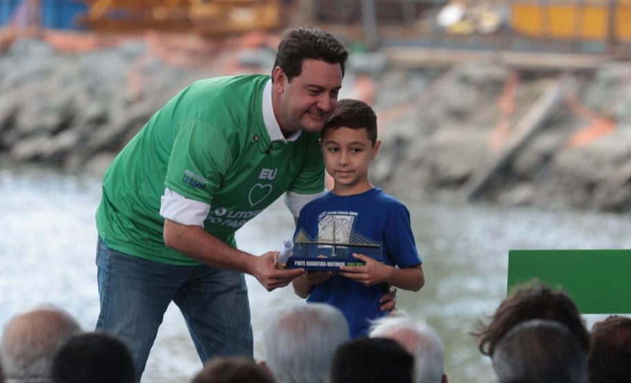 governador, ratinho júnior, com criança