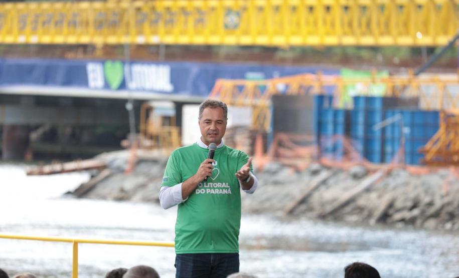 homem falando no palco